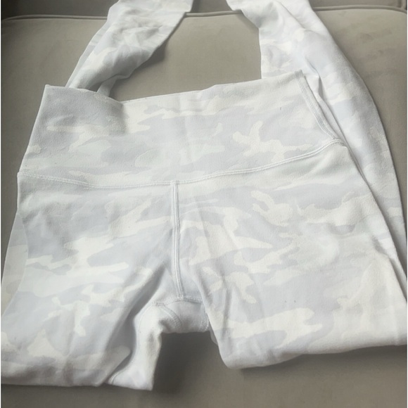 Lululemon - Picture 3 of 3